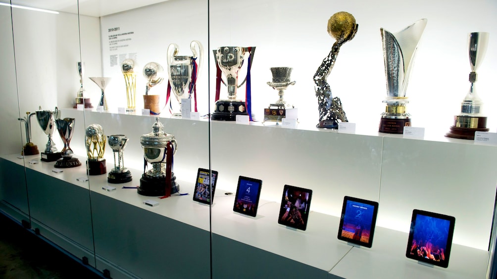 Öppna foto 2 av 6. trophy case at football museum in Barcelona