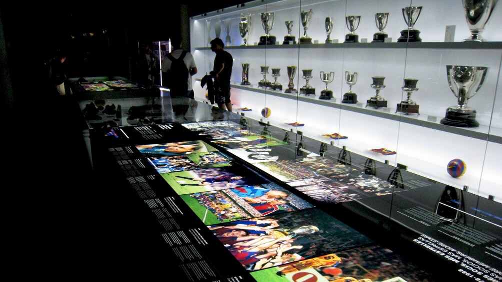 Öppna foto 3 av 6. trophy case at football museum in Barcelona