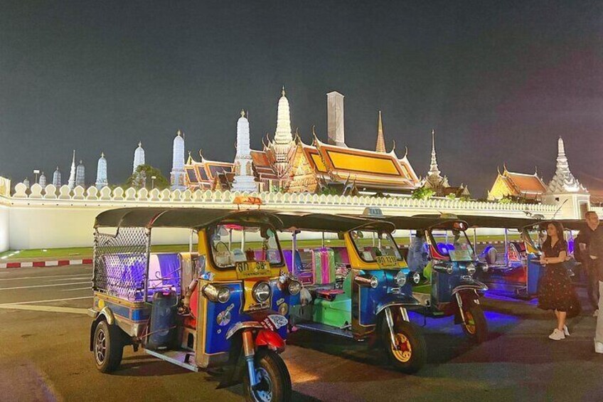 Tuk-tuk Private Tour in Bangkok by Night with Chinatown meal