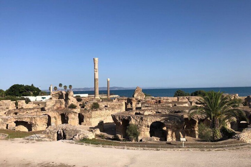 Thermes d'Antonin et vue sur le golfe de Tunis