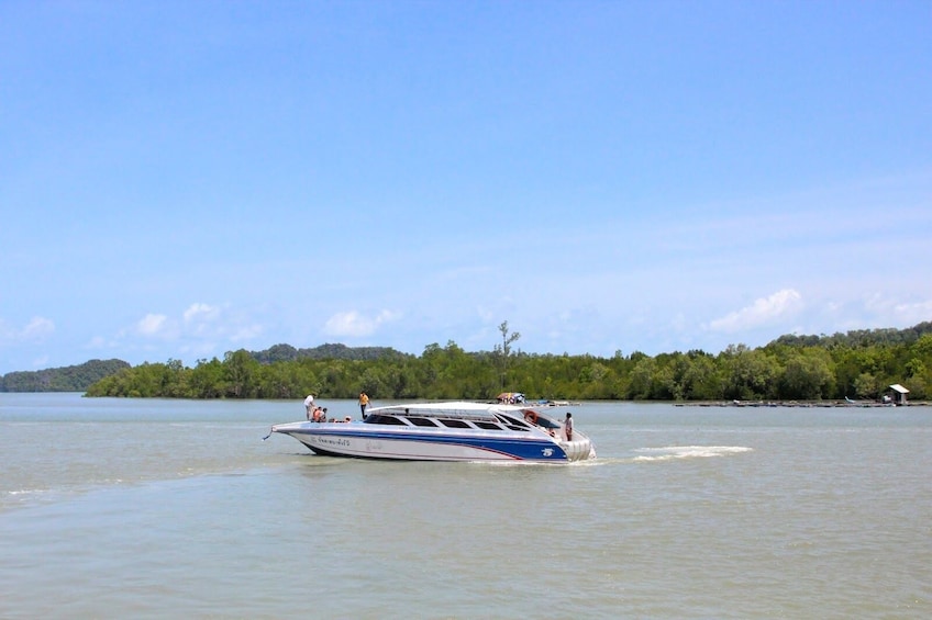 Travel from Koh Lipe to Hat Yai Airport by speed boat and shared minivan