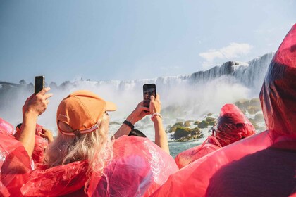 Niagara Falls: Guided Tour with Behind the Falls & Boat Ride