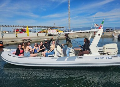 Cagliari: Tour in barca della Sella del Diavolo con aperitivo e spuntini