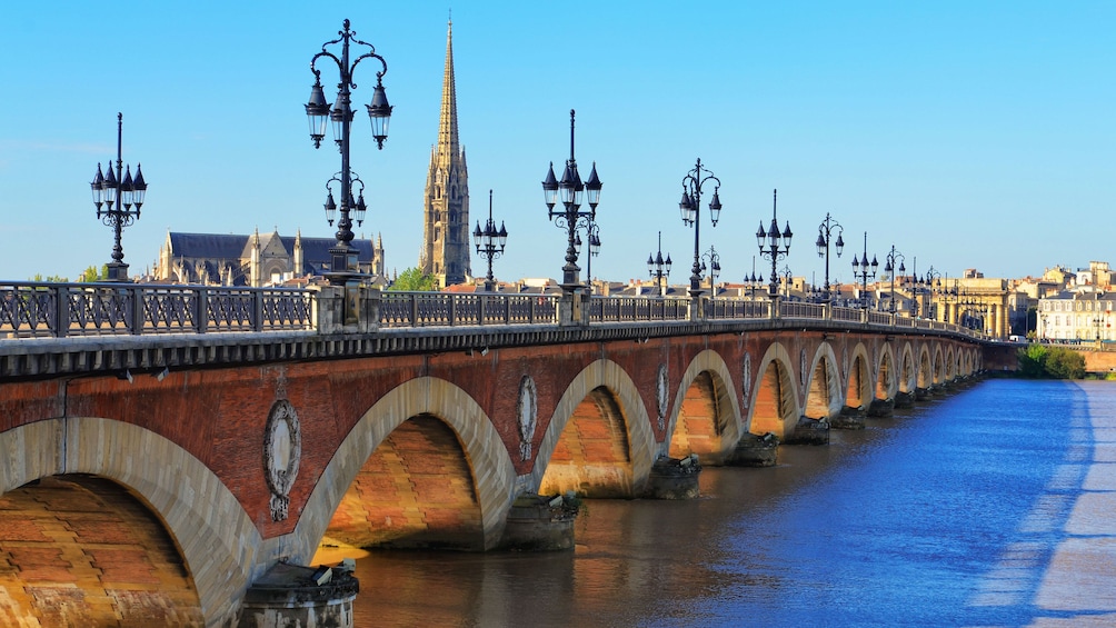Charger l’élément 4 sur 5. Bridge over river in Bordeaux