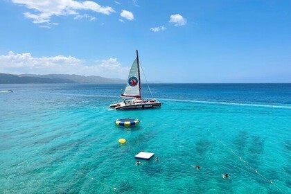 Rafting en bambú, fiesta en catamarán y esnórquel en Montego Bay