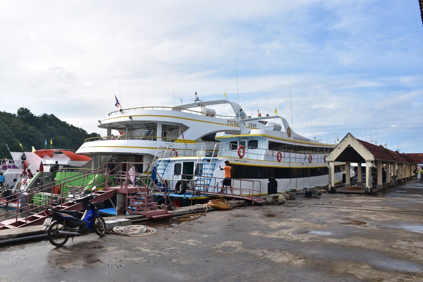 Travel from Phuket to Koh Bulone by Satun Pakbara Speed Boat