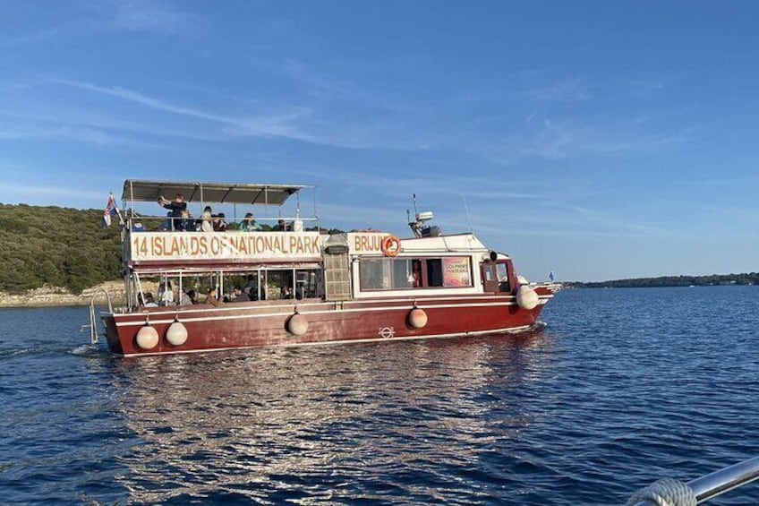 Boat Tour to City of Pula with Unlimited Drinks