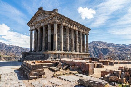 Desde Ereván: templo pagano Garni, patrimonio de la Unesco Geghard