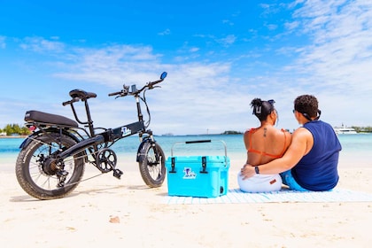 ナッソー：市内のハイライトとビーチを巡るガイド付き電動自転車ツアー