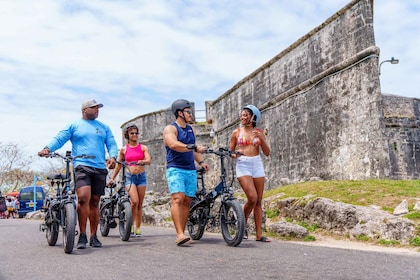 Nassau: begeleide e-biketour langs hoogtepunten van de stad en stranden