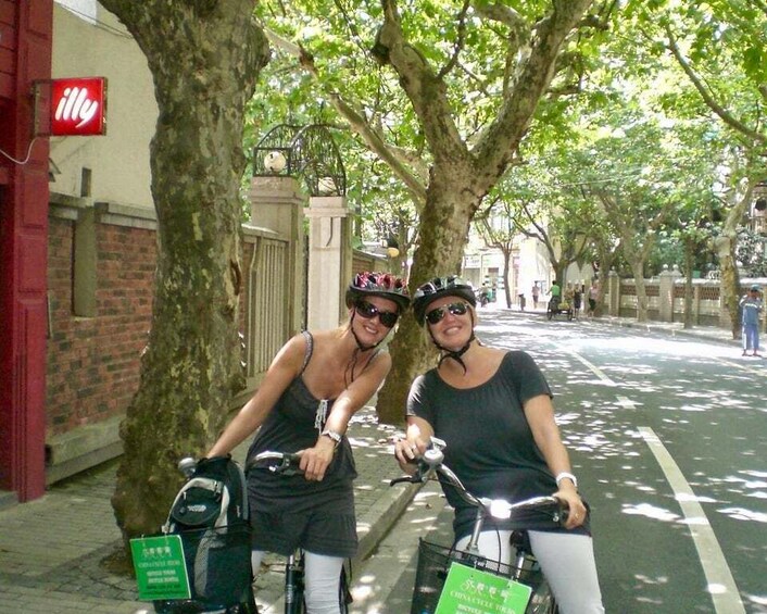 Half-Day Old Shanghai Small Group Bike Tour (Day & Night)