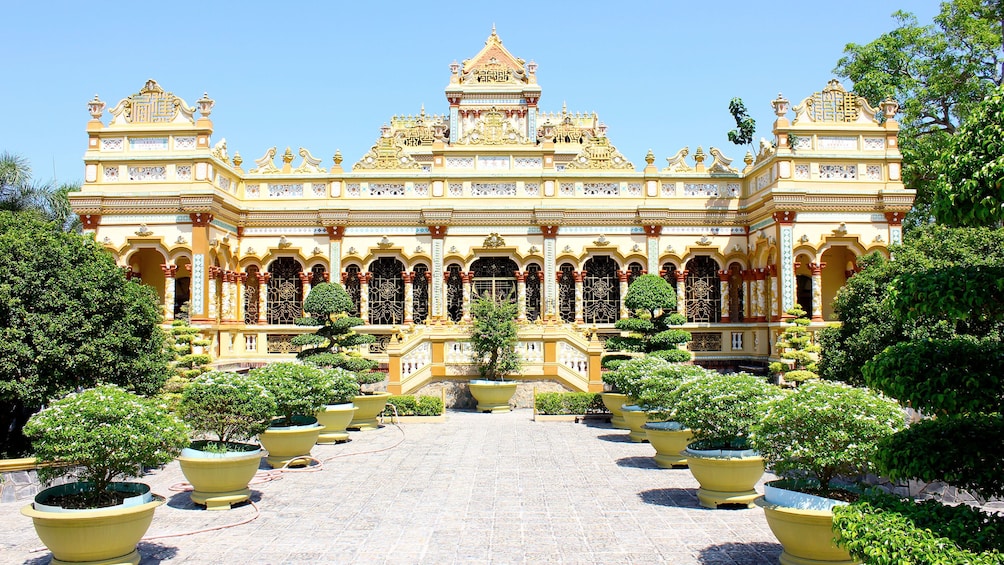 Vĩnh Tràng Temple in Vietnam 