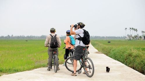 Visita guiada en bicicleta por el pueblo pesquero de Duy Hai y sus alrededo...