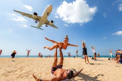 Private Tour zur Flugzeugbeobachtung am Strand von Phuket und zum Affenhöhl...