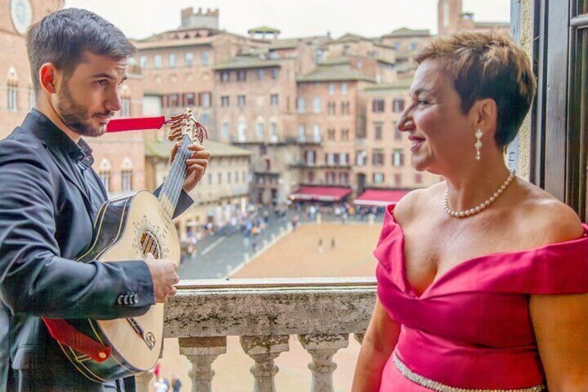 Siena: Intimate Opera Concert & Tour in Piazza del Campo