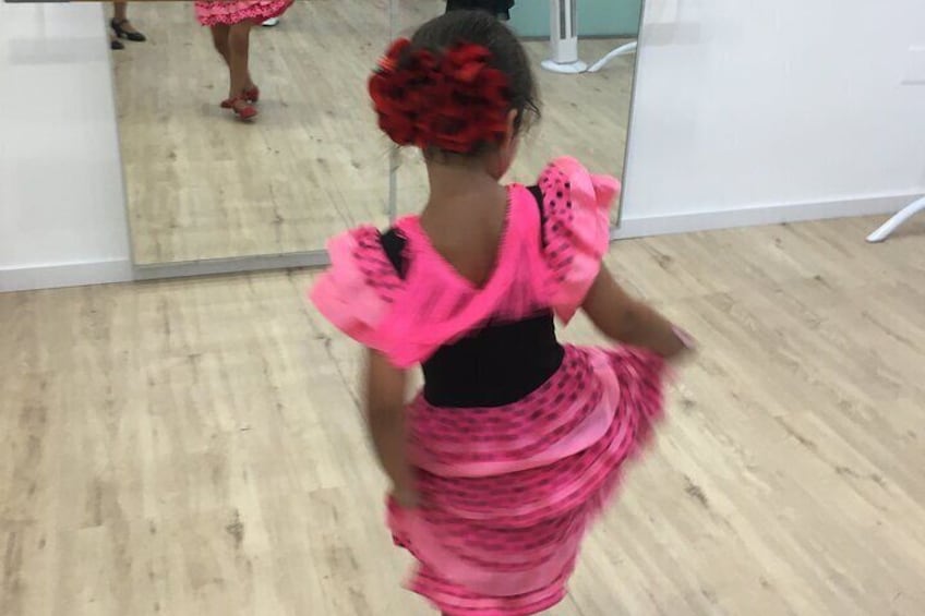 45 minutes flamenco dance class for children in Málaga