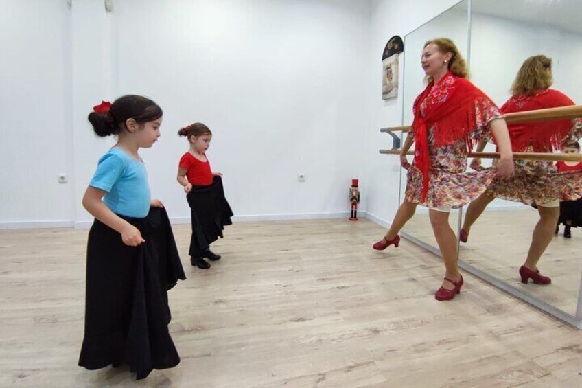 45 minutes flamenco dance class for children in Málaga