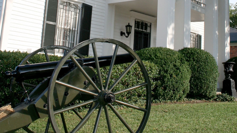 View in front of the Lotz House Museum in Nashville