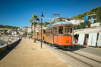 Mallorca: Viaje a la isla en tren, tranvía y barco