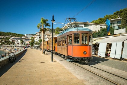 Mallorca: Viaje a la isla en tren, tranvía y barco