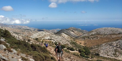 納克索斯島：在導遊的帶領下徒步登上紮斯山頂