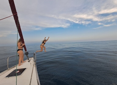 Barcelona: excursiones en velero con bebidas y aperitivos.