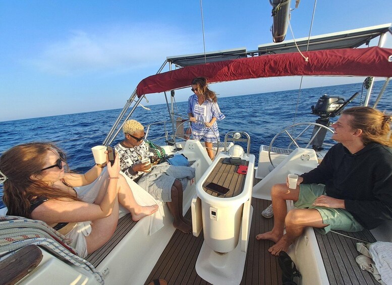 Picture 29 for Activity Barcelona: Sailing tours con capitán local, bebidas y snacks