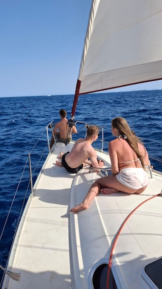 Picture 23 for Activity Barcelona: Sailing tours con capitán local, bebidas y snacks