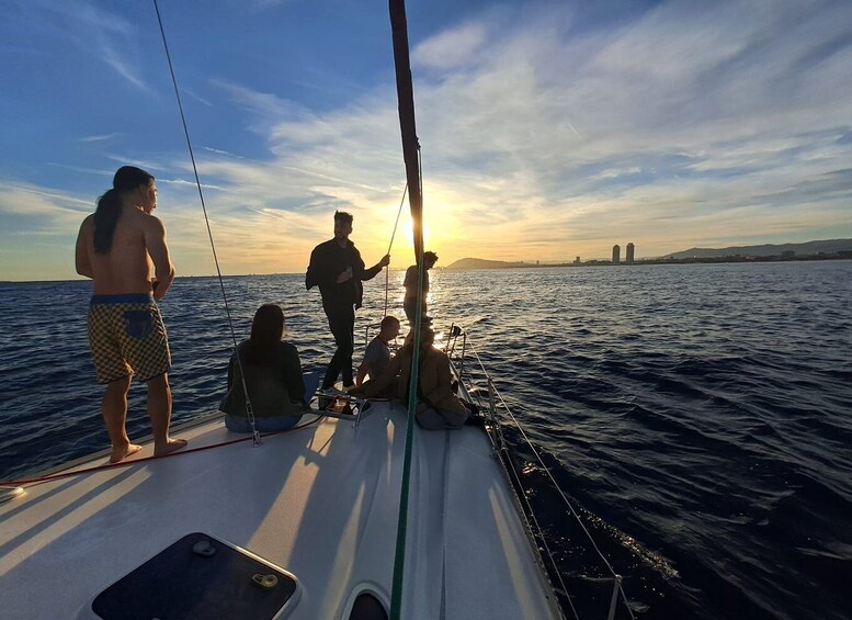 Picture 4 for Activity Barcelona: Sailing tours con bebidas y aperitivos.