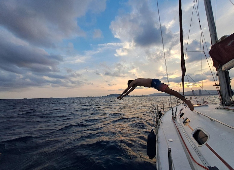 Picture 30 for Activity Barcelona: Sailing tours con capitán local, bebidas y snacks