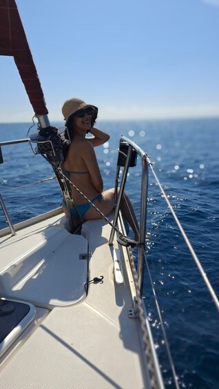 Picture 22 for Activity Barcelona: Sailing tours con capitán local, bebidas y snacks