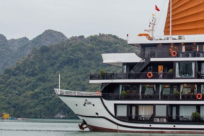 Hanoi: Halong Bay 2-Day Luxury Cruise with Private Balcony