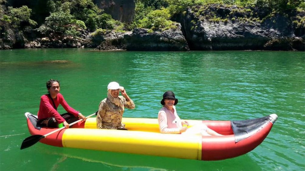 Foto 4 von 10 laden Women in an inflatable kayak on James Bond Island