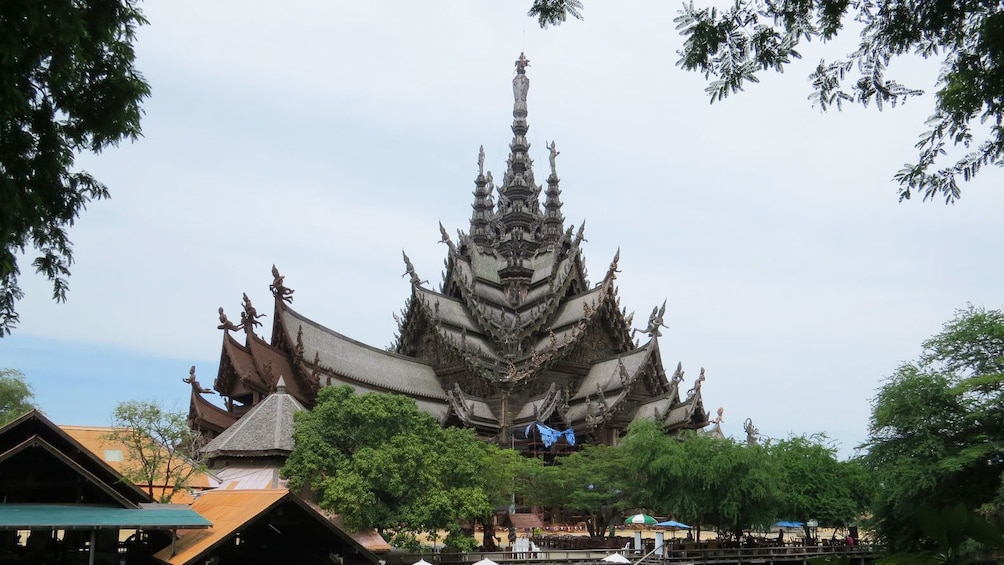 正在顯示第 5 張相片,共 5 張。 View of The Sanctuary of Truth from town in Pattaya