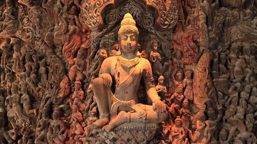 正在顯示第 2 張相片,共 5 張。 Close up of carvings on wall in The Sanctuary of Truth in Pattaya