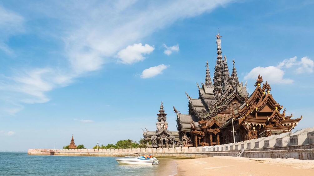 正在顯示第 1 張相片,共 5 張。 View from the beach of The Sanctuary of Truth in Pattaya