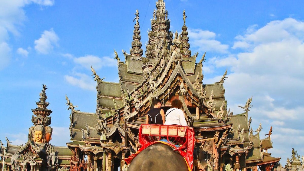 正在顯示第 4 張相片,共 5 張。 People ride elephant towards The Sanctuary of Truth in Pattaya