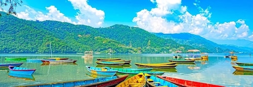 Visita guiada de un día a Cuevas, Museos, Templo y Lago desde Pokhara