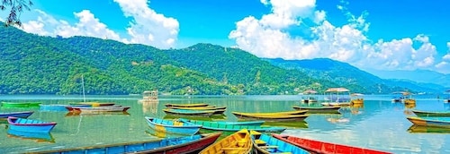 Guidet dagstur med grotter, museer, tempel og innsjø fra Pokhara