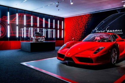 Desde Venecia: tour privado de Ferrari con entradas y almuerzo