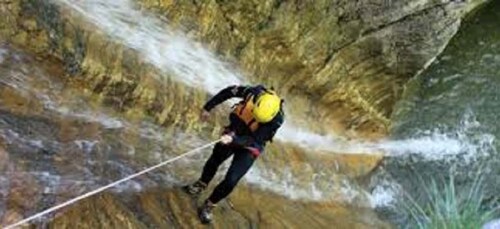 Vesiputousten jahtaaminen: Pokharassa: Unohtumaton Canyoning