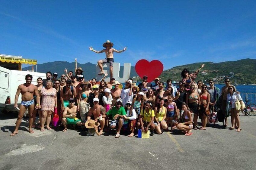 Tourists at the sign "I ♥ Arraial do Cabo