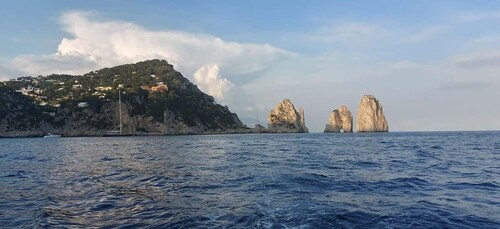 遊覽 Privato Isola Di Capri 在 Barca con Gozzo Classico 3H