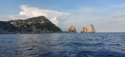 遊覽 Privato Isola Di Capri 在 Barca con Gozzo Classico 3H