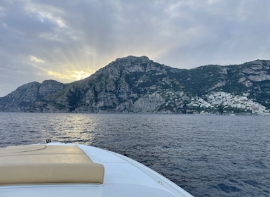 Amalfikusten: Privat rundtur med naturskön båt och aperitif