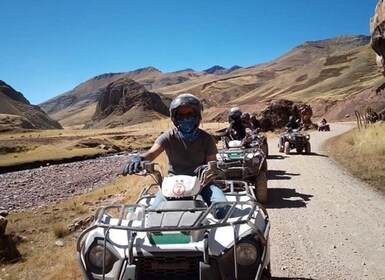 Excursion à la montagne de l'arc-en-ciel en VTT.