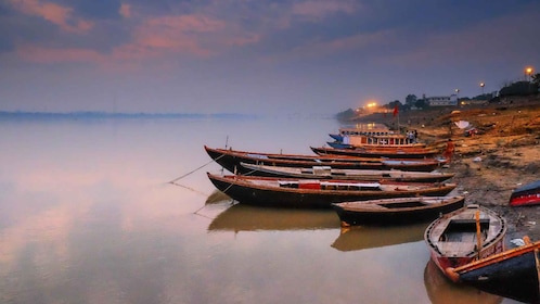 Soloppgang ved Varanasi Ganga Ghat med Arti & Masala-te