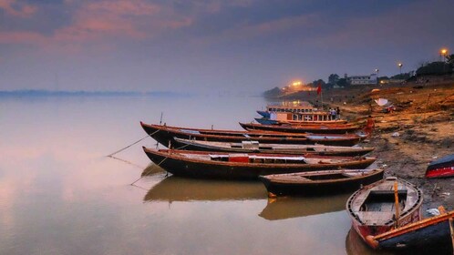 Amanecer en el Ghat del Ganges de Benarés con Arti y Té Masala