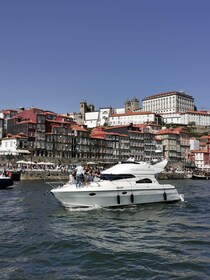 Porto : Yacht de luxe excursion des 6 ponts et de l'estuaire du Douro