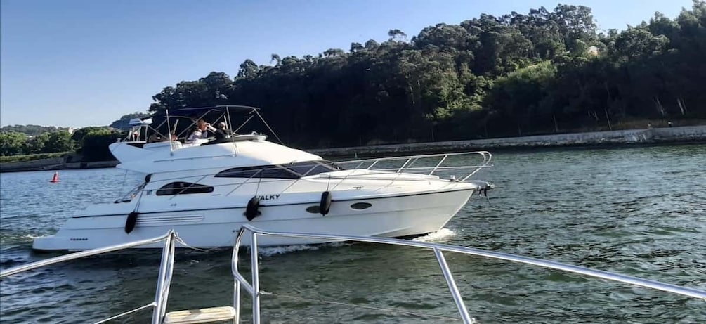 Porto: Luxury Yacht Tour of the 6 Bridges and Douro Estuary